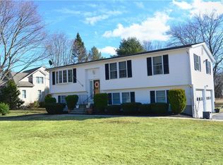 11 Reservoir Rd, Cumberland, RI 02864