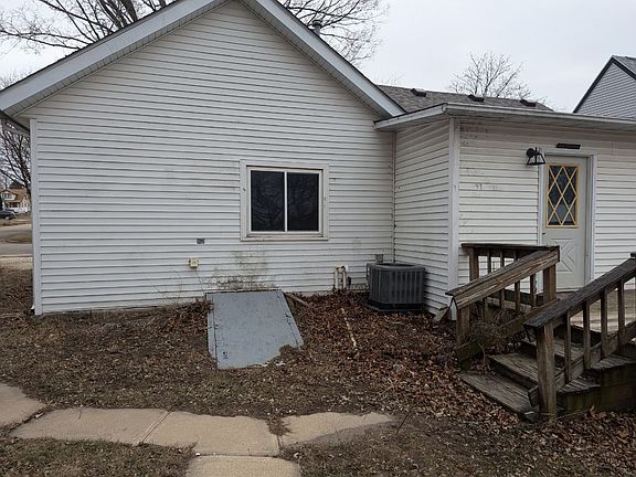 2nd image of 619 1st St NE