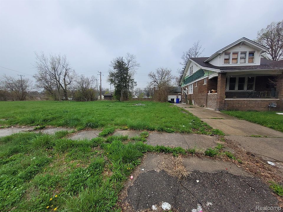 2nd image of 3967 Beaconsfield St