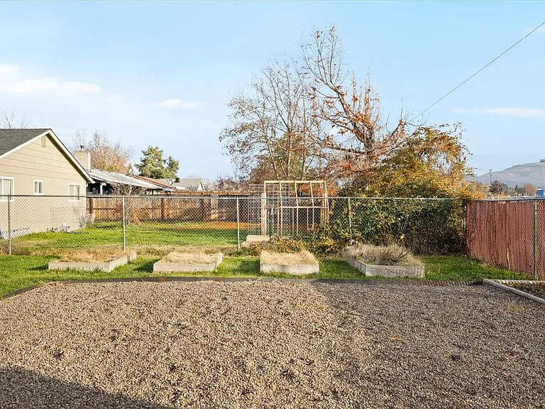 106 N Buchanan Ave — Photo 24