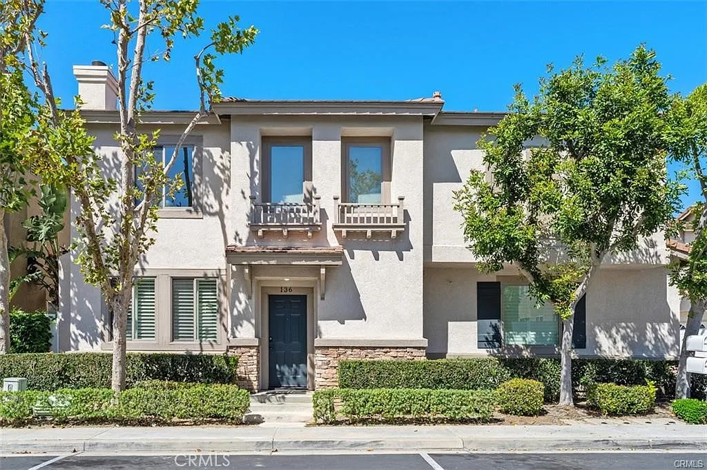 3 bed, 2.5 bath, 1579 sqft, $4,300 — Photo 1
