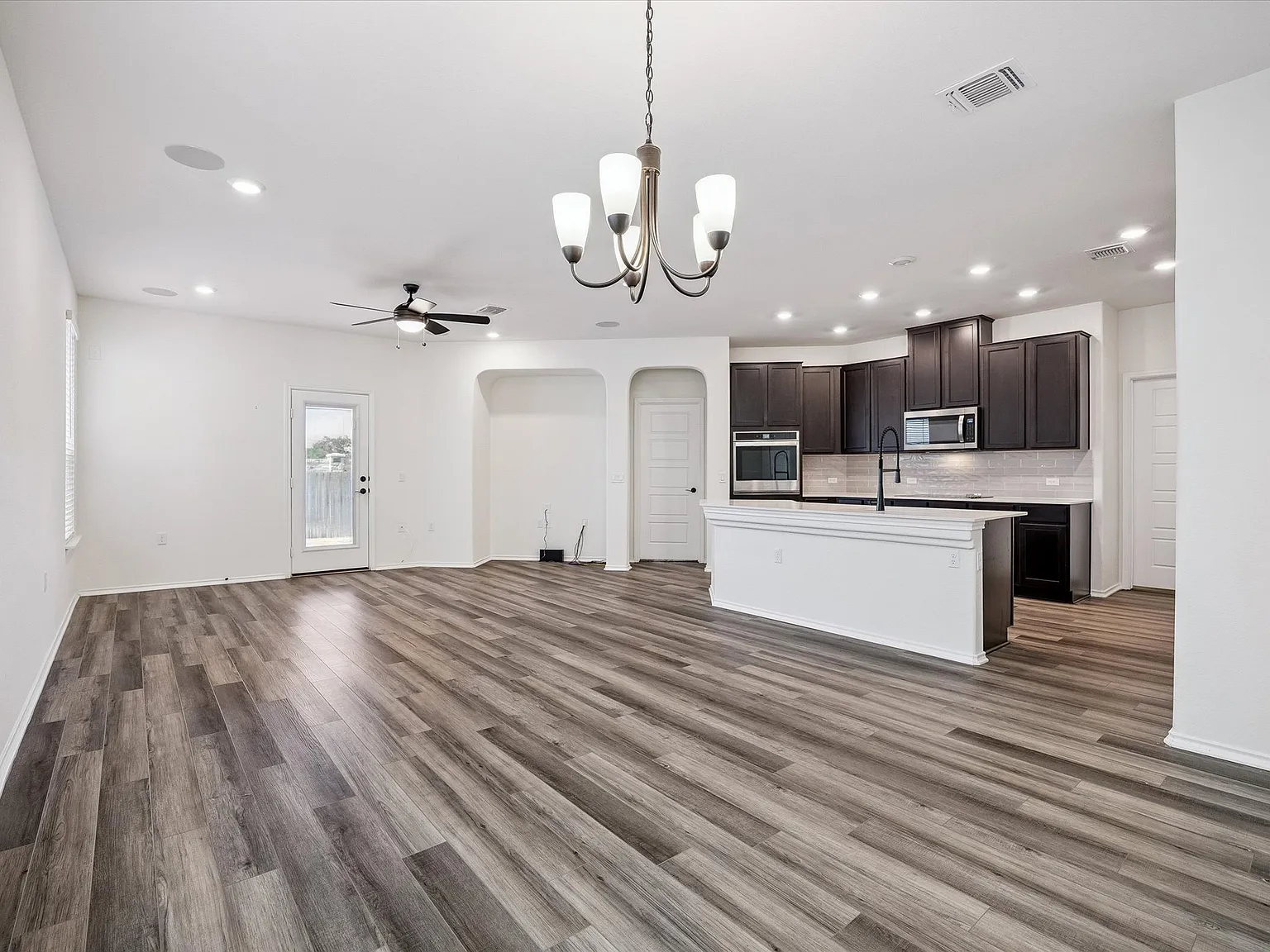 4 bed, 3.5 bath, 2493 sqft, $2,600 — Photo 4