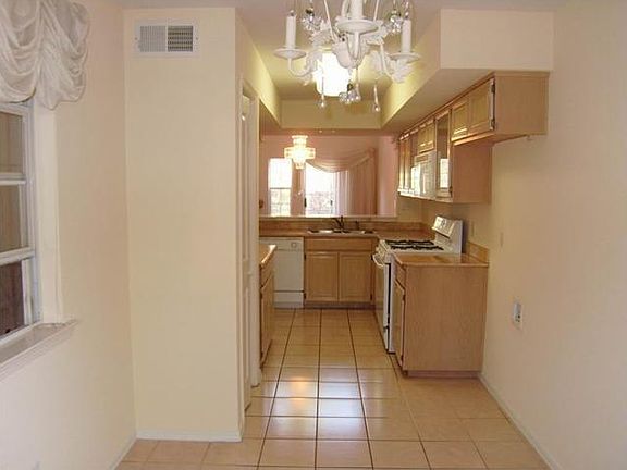 4th image of 14 Williamsburg Dr #14