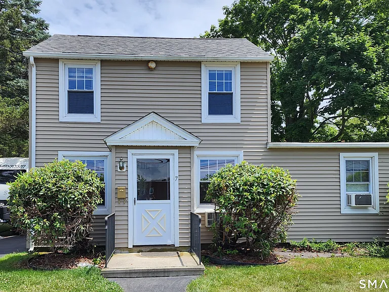7 E Pattagansett Rd — Photo 1
