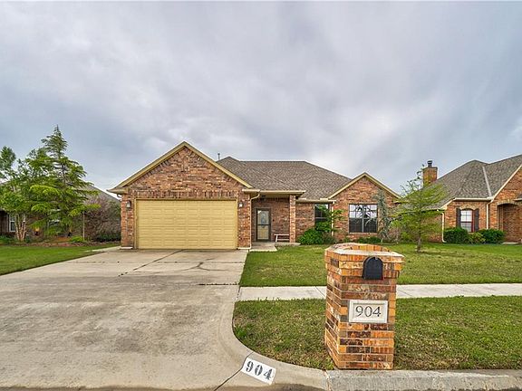 2nd image of 904 Carol Ann Pl