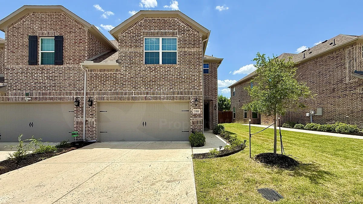 4 bed, 4.0 bath, 2012 sqft, $2,699 — Photo 1