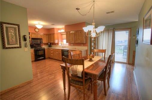 Kitchen / Dining Combo:
