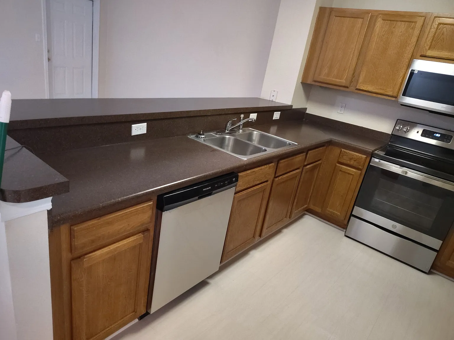 2 bed, 2.5 bath, 1416 sqft, $1,360 — Photo 3