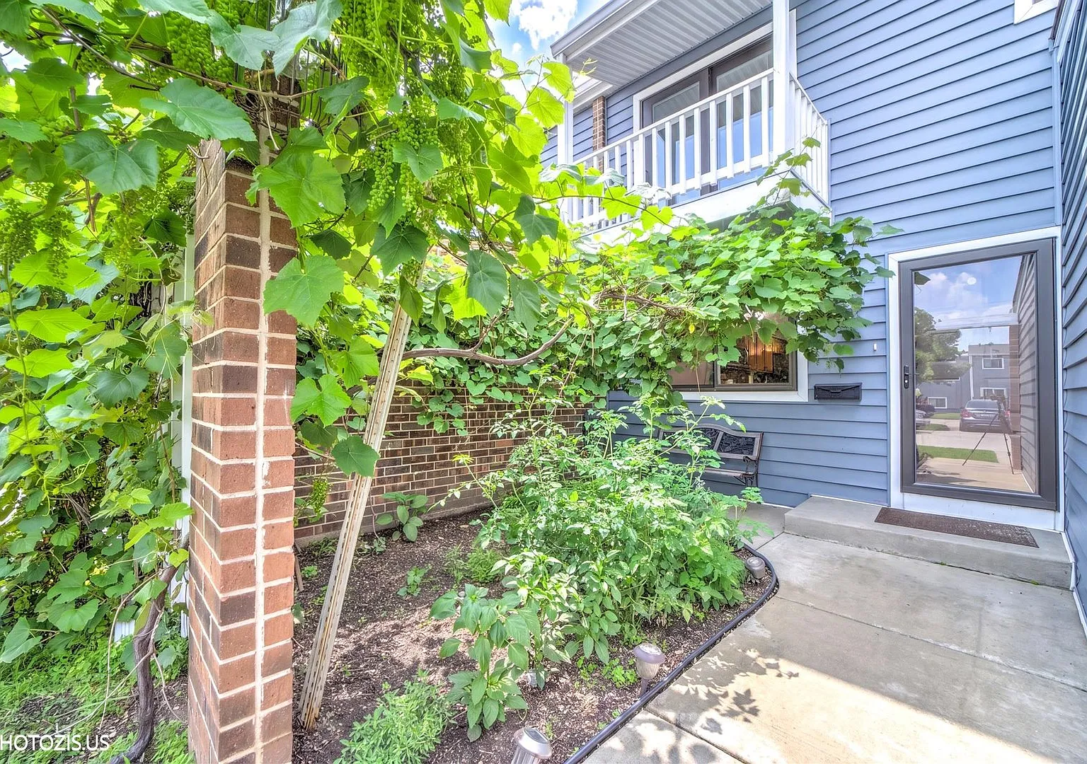 3 bed, 2.5 bath, 1900 sqft, $3,000 — Photo 2