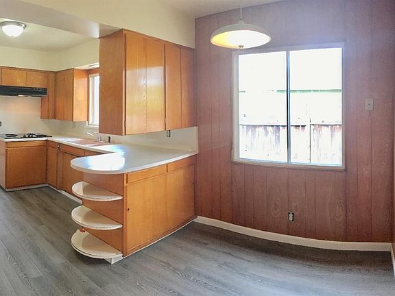 3rd image of 8201 Catalpa Dr