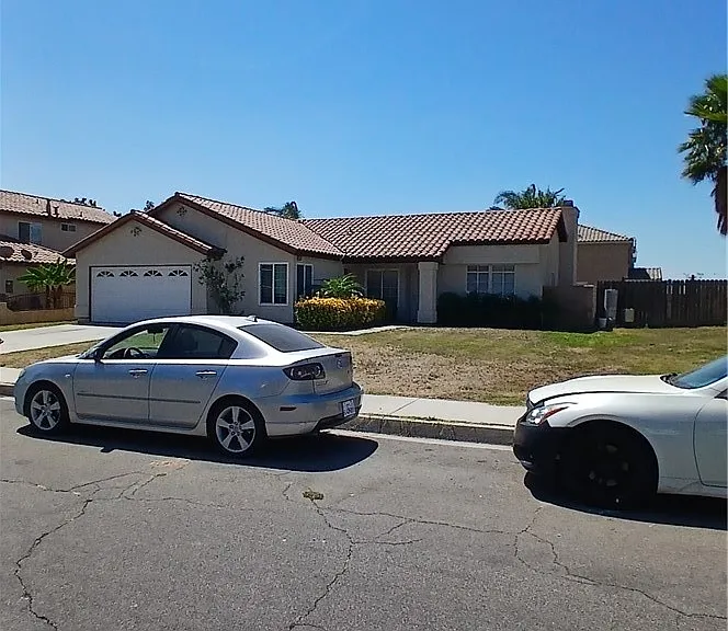 1273 W Woodcrest St — Photo 2