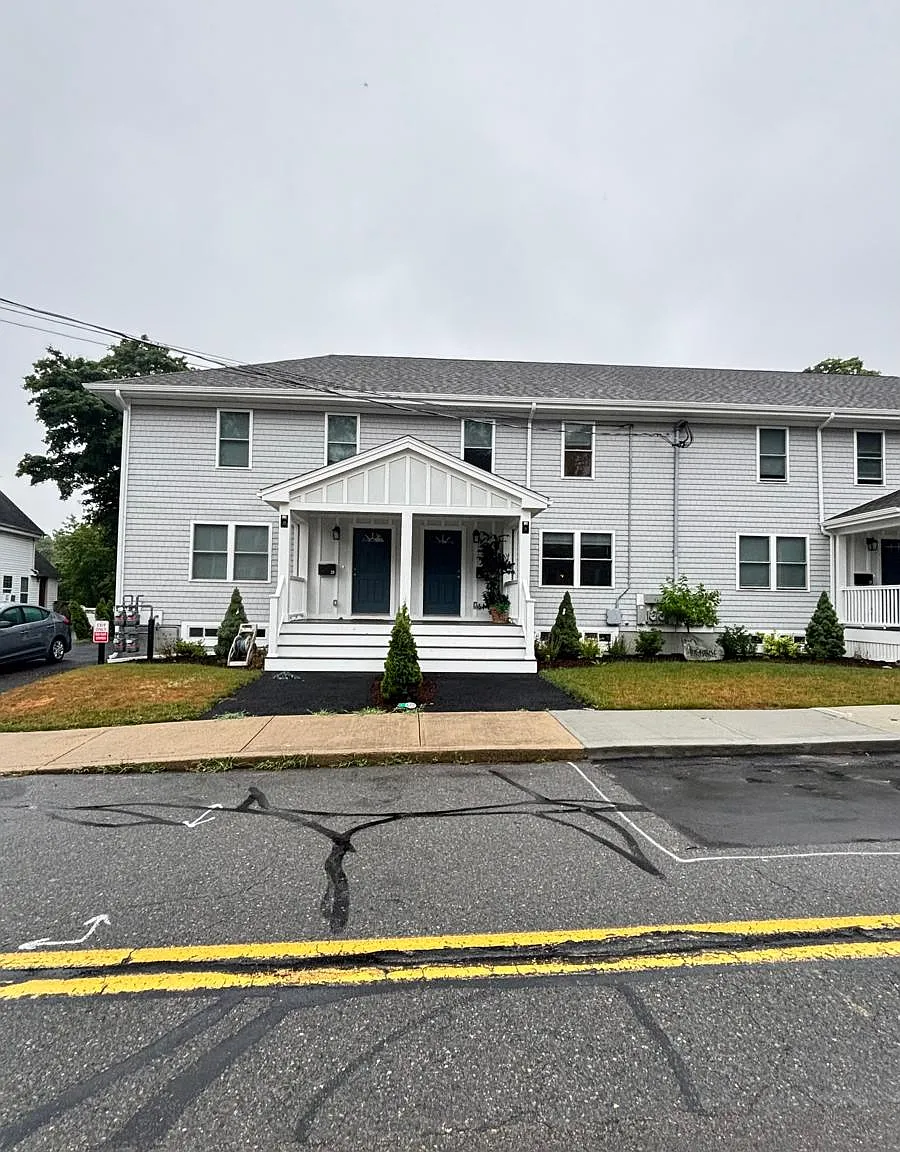 3 bed, 1.5 bath, 1447 sqft, $3,200 — Photo 2