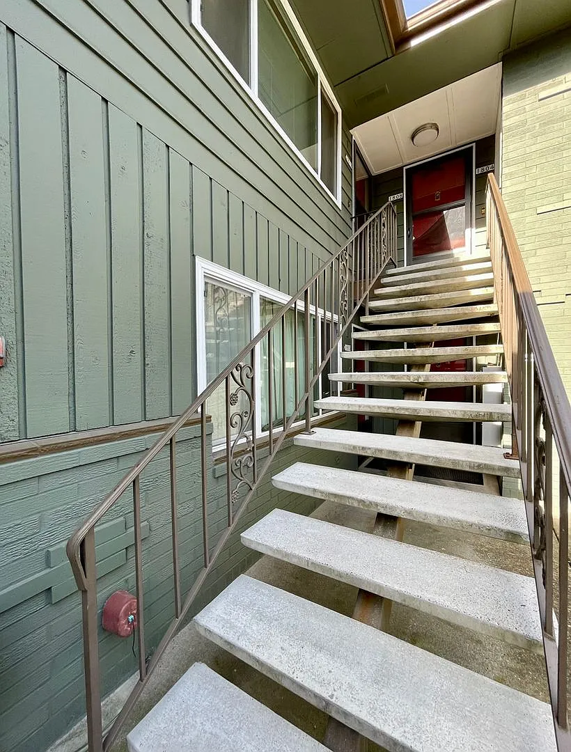Irvington Top Floor 1 Bed~ Off Street Parking~ 93 Walk Score~ 100 Bike Score — Photo 1