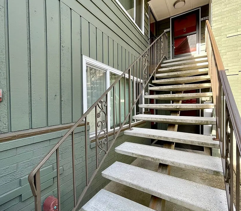 Irvington Top Floor 1 Bed~ Off Street Parking~ 93 Walk Score~ 100 Bike Score