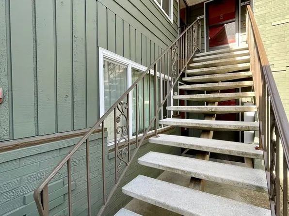Irvington Top Floor 1 Bed~ Off Street Parking~ 93 Walk Score~ 100 Bike Score, 1812 NE Schuyler St, Portland, OR 97212