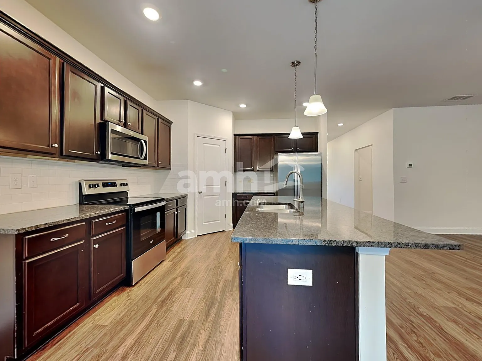5 bed, 3.0 bath, 2850 sqft, $2,820 — Photo 3