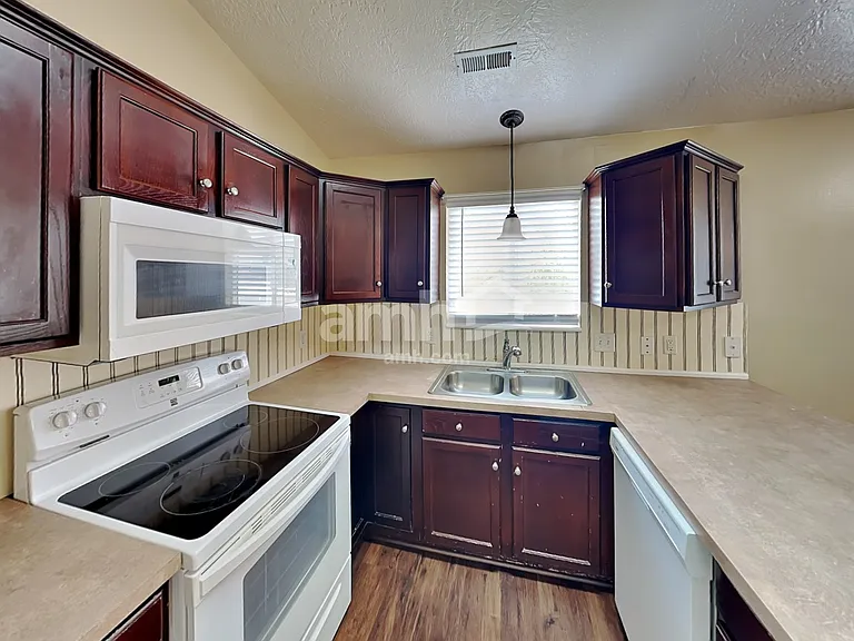 252 S 540 W — Photo 3