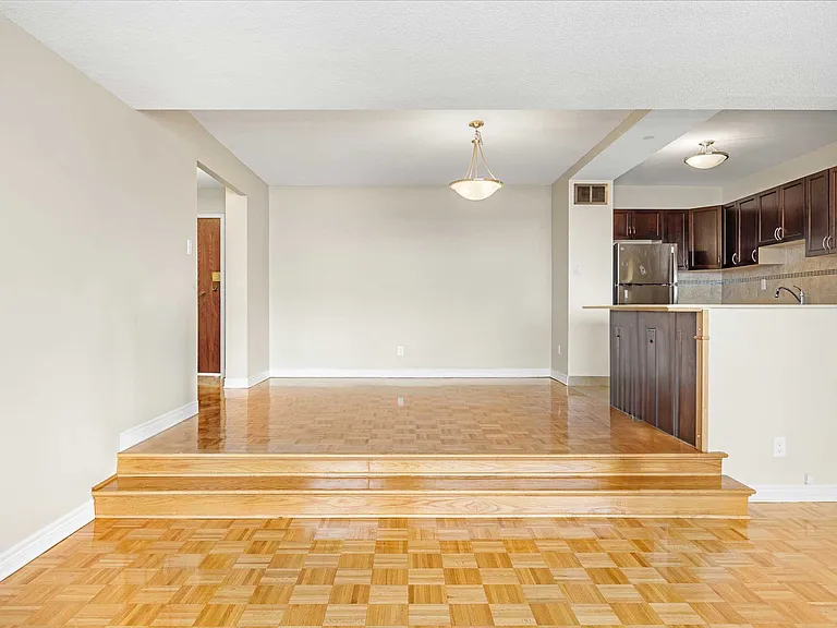 211 Wurtemburg St — Photo 40