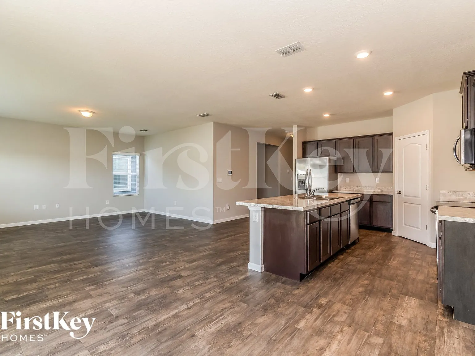 4 bed, 2.5 bath, 2532 sqft, $2,270 — Photo 3