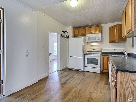 4th image of 131 E Mommsen St