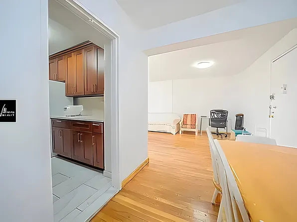 41-25 Kissena Boulevard image 6 of 26