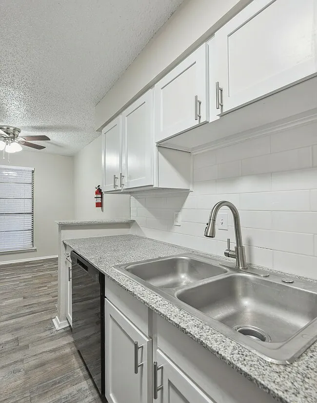 Canyon Creek Apartments — Photo 3