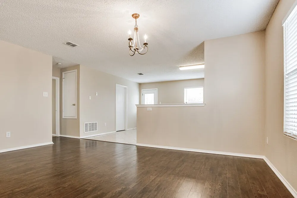 3 bed, 2.0 bath, 1648 sqft, $2,190 — Photo 4