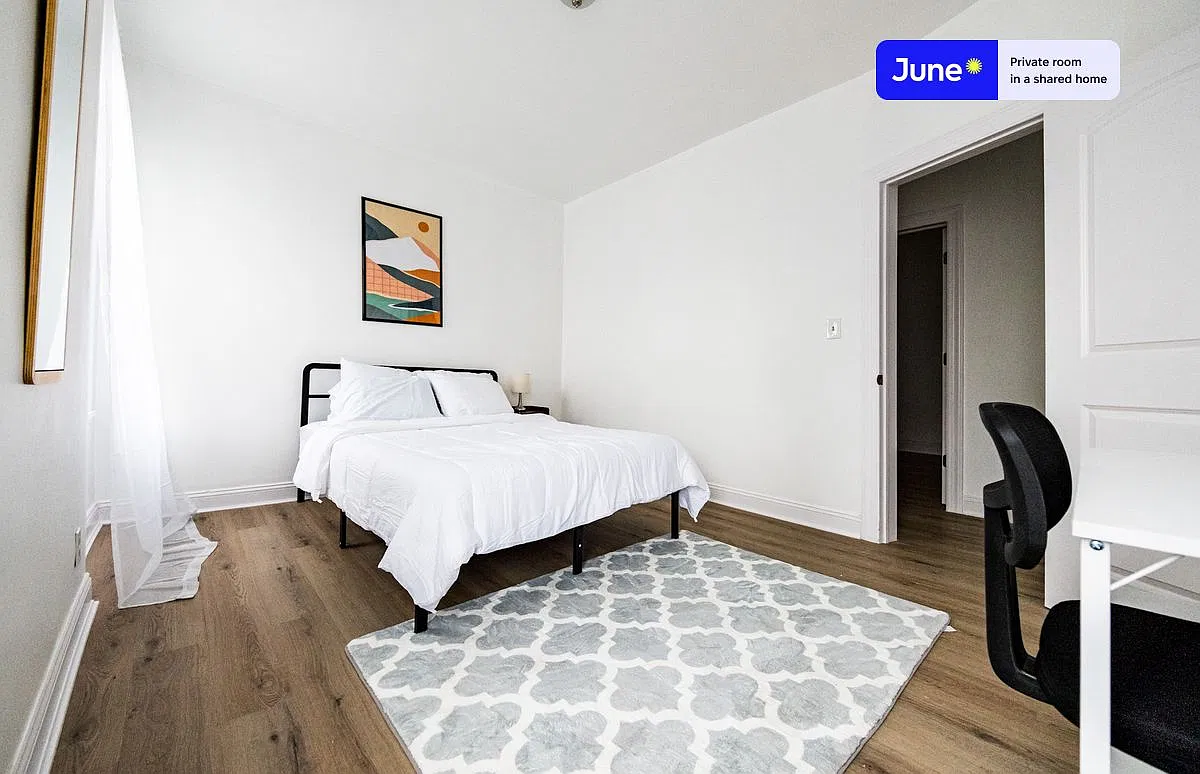 Queen bedroom in 4 bed/1 bath home in Sunset Park #1876 A — Photo 2