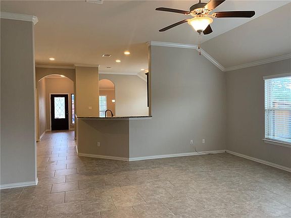 4th image of 4025 Geary St
