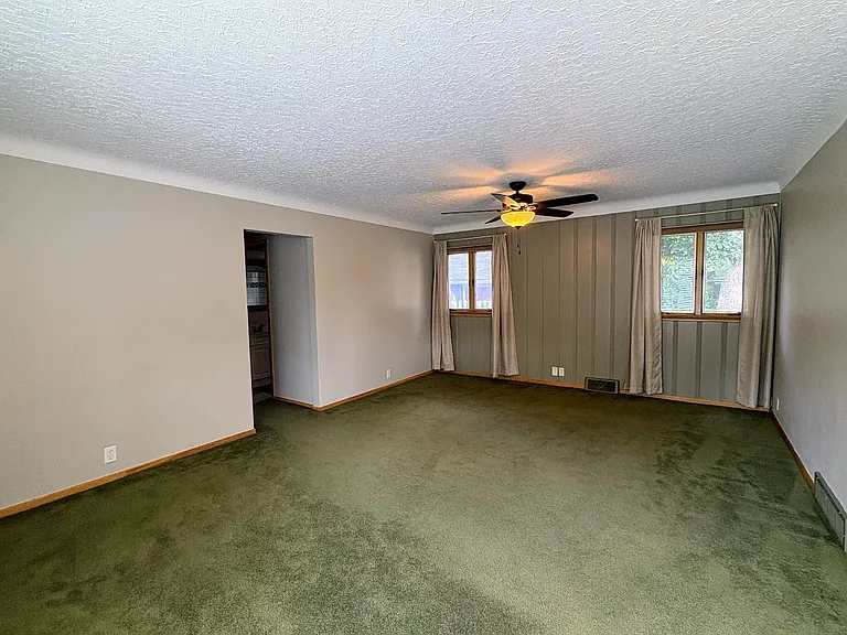 Comfortable and Spacious Living Room
