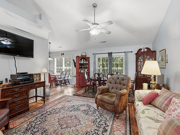 4th image of 213 Jericho Ct.