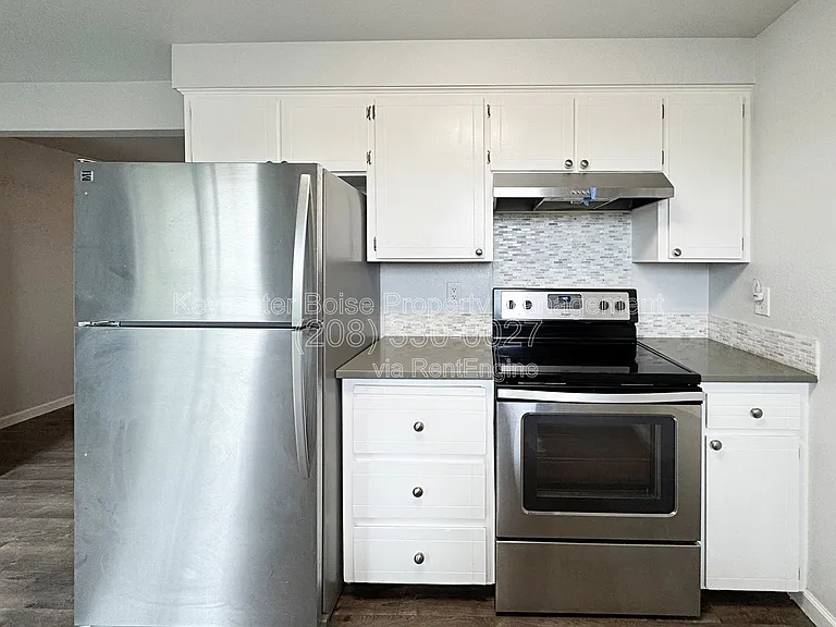 1773 W Victory Rd — Photo 7