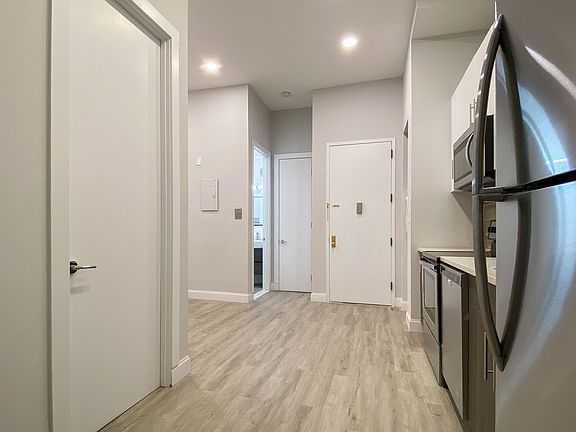3rd image of 2038 5th Ave APT 2R