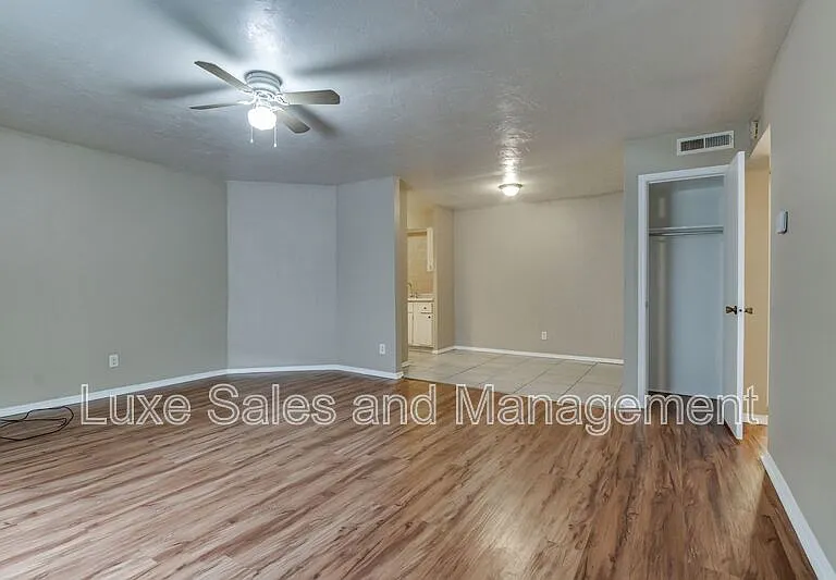 6026 Nw Expy #C — Photo 6