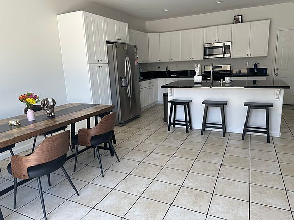 4th image of 565 Southampton Pl