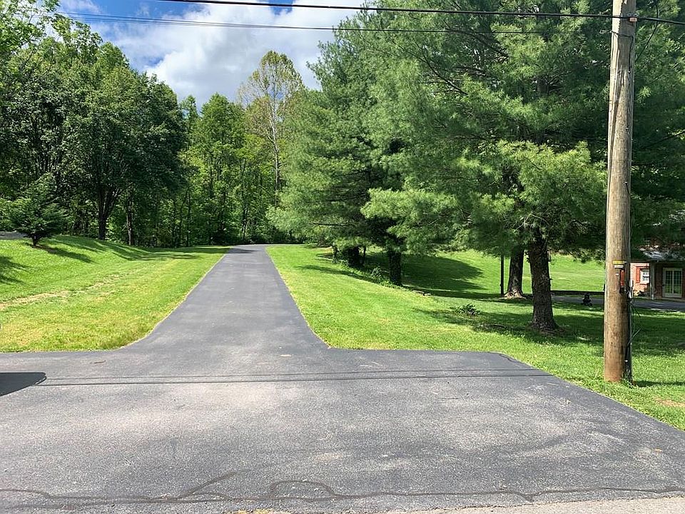 1st image of Pinecrest Ln