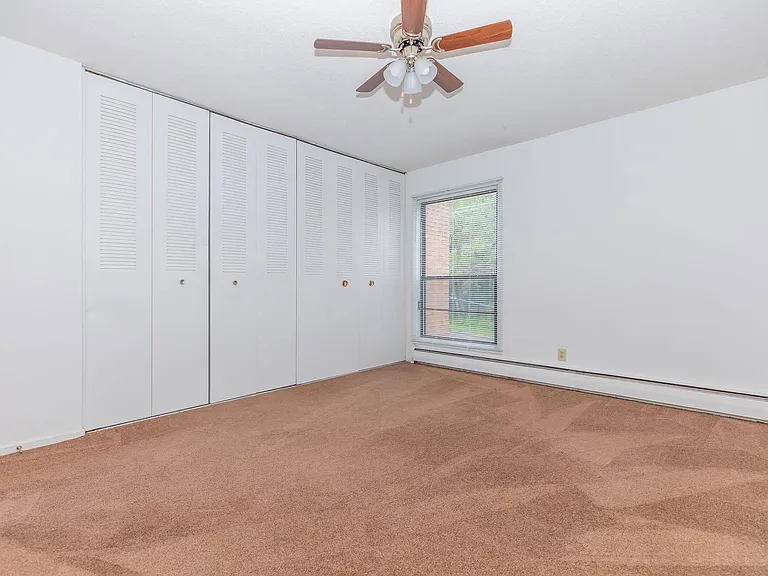 Holiday Acres Apartments — Photo 36