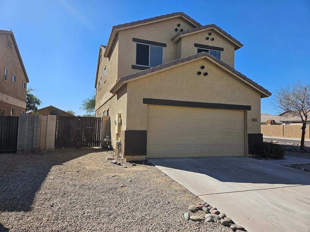 4 bed, 2.5 bath, 2740 sqft, $2,000 — Photo 2