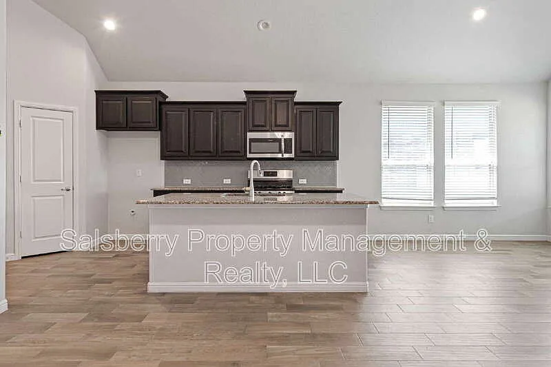 4 bed, 2.0 bath, 1813 sqft, $2,680 — Photo 4