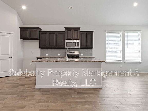 4th image of 821 Falcon Rd