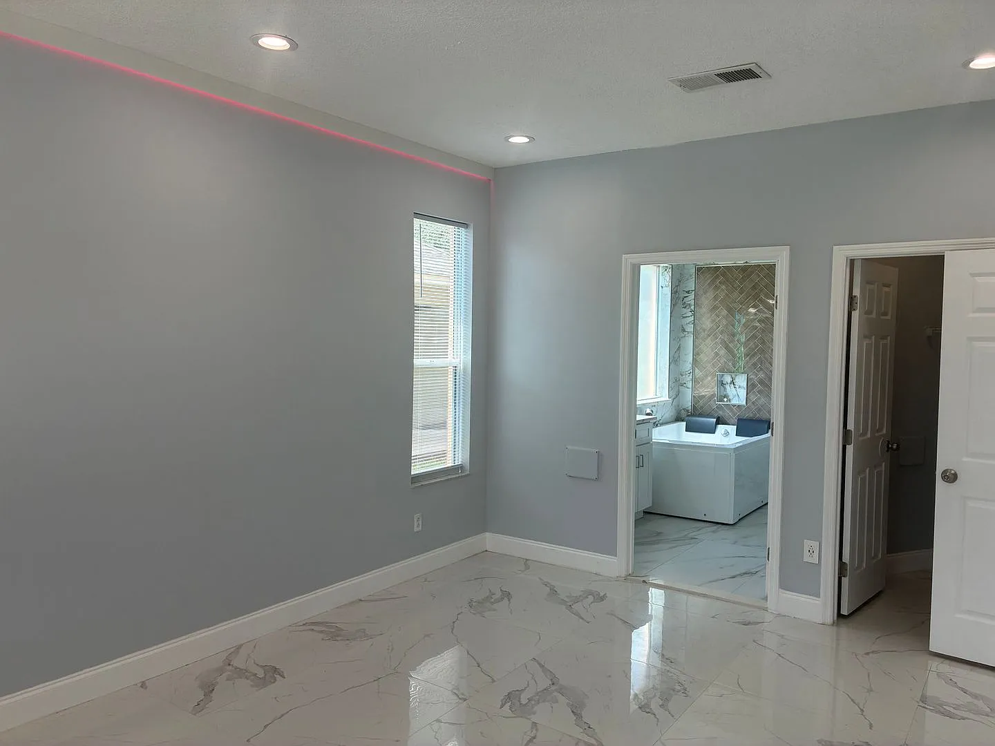 Beautiful Pool Home in Emerald Island Premium Amenities Included! — Photo 4