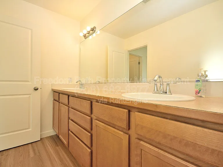 7830 N Mather Ct — Photo 21