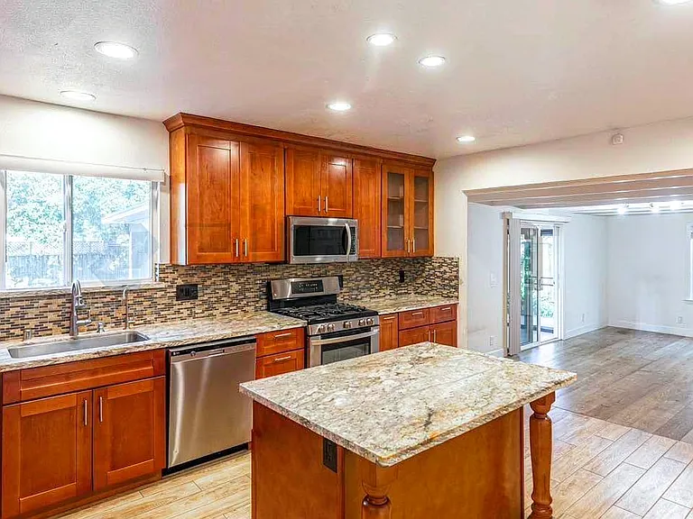 1402 Floyd Ave — Photo 4