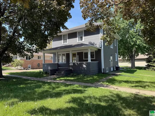 316 Arizona Ave NW, Orange City, IA 51041