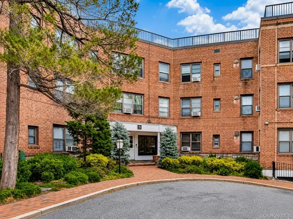 3 town house Place #3c, Great Neck, NY 11021