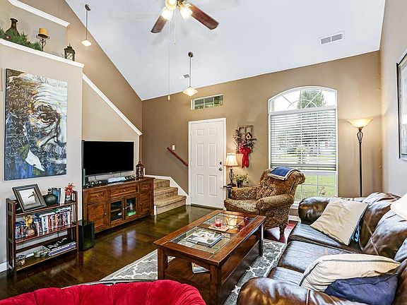 4th image of 102 Rebecca Pines Dr