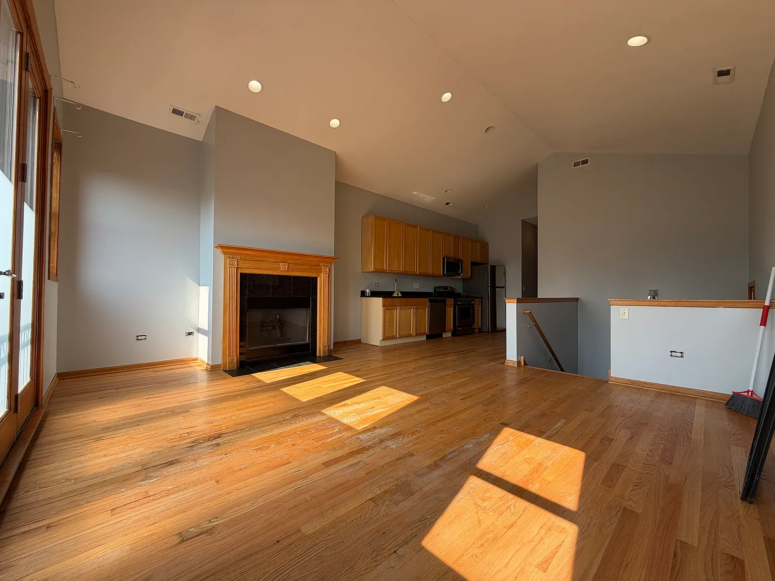3 bed, 1200 sqft, $2,100 — Photo 2