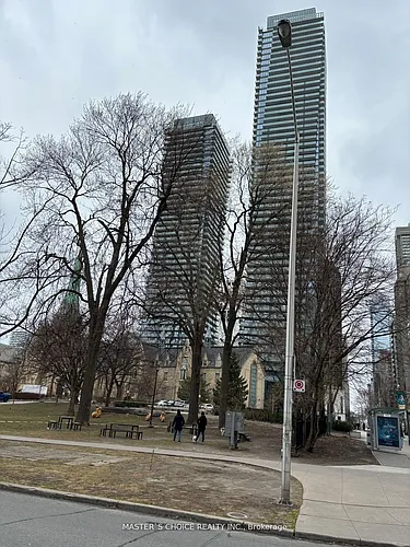 1080 Bay St Photo 1
