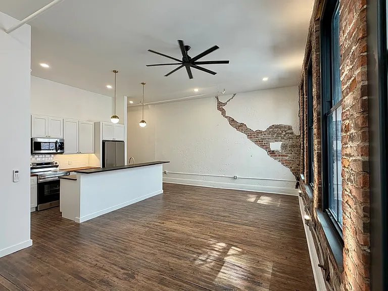 325 N Superior St #202 — Photo 2