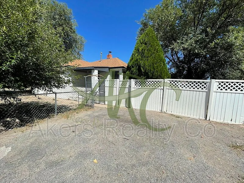 2 bed, 1.0 bath, 696 sqft, $1,195 — Photo 2